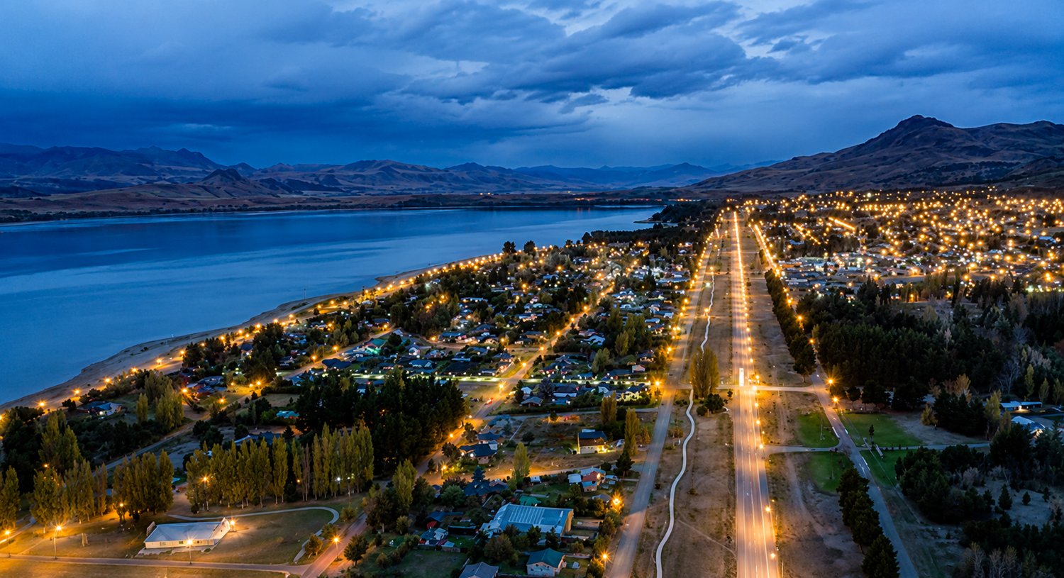 Dina Huapi de noche desde el aire